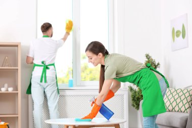 Profesyonel kapıcı üniformalı Oda temizliği ekibi