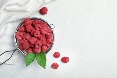 Tablo, üstten görünüm olgunlaşmış kokulu ahududu ile elek