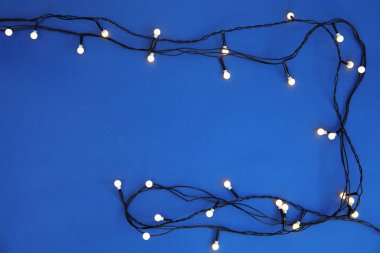 Renk arka plan, üstten görünüm parlak Noel ışıkları