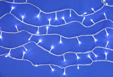 Renk arka plan, üstten görünüm parlak Noel ışıkları