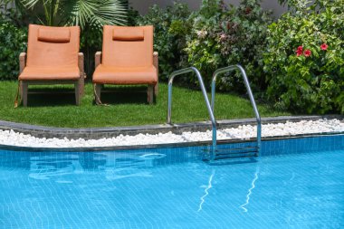 Modern Yüzme Havuzu, merdiven, açık havada yakınındaki şezlong