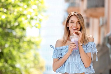 Plastik kap sağlıklı güler yüzlü açık havada olan kadın