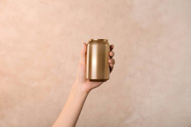 Açık renkli kadın tutarak alüminyum miyim