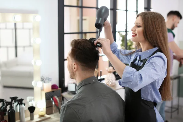 Coiffeur Professionnel Travaillant Avec Client Dans Salon Beauté — Photo