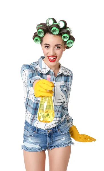 Śmieszne Młoda Pani Domu Gospodarstwa Detergentu Białym Tle Wałki Włosów — Zdjęcie stockowe