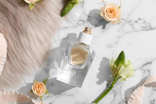 Mooie Compositie Met Fles Parfum Lichte Achtergrond Plat Leggen — Stockfoto