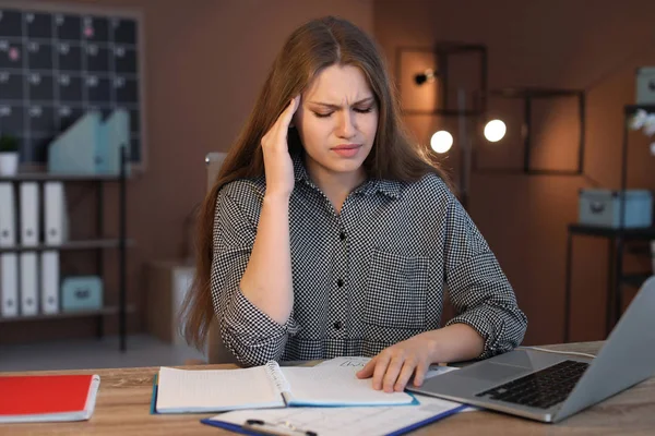 オフィスで頭痛と過労の若い女性 — ストック写真