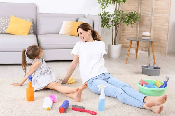 Dona Casa Filha Descansando Após Limpeza Quarto — Fotografia de Stock