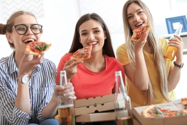 Les Jeunes Amusent Avec Une Délicieuse Pizza Intérieur — Photo