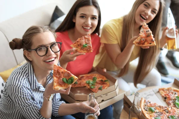 Les Jeunes Amusent Avec Une Délicieuse Pizza Intérieur — Photo