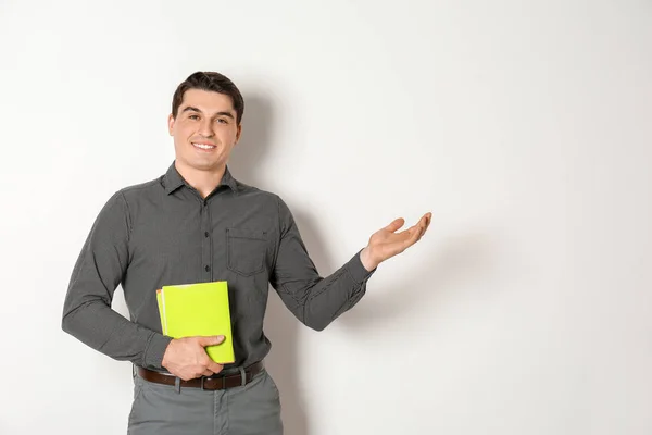 Retrato Profesor Varón Con Cuadernos Sobre Fondo Claro — Foto de Stock