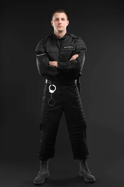 暗い背景に制服を着た警備員男性 — ストック写真