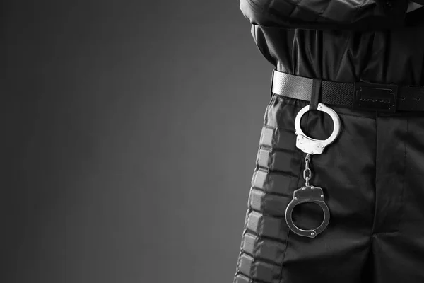 Αρσενικό Φρουρά Ασφαλείας Χειροπέδες Σκούρο Φόντο Κοντινό Πλάνο — Φωτογραφία Αρχείου
