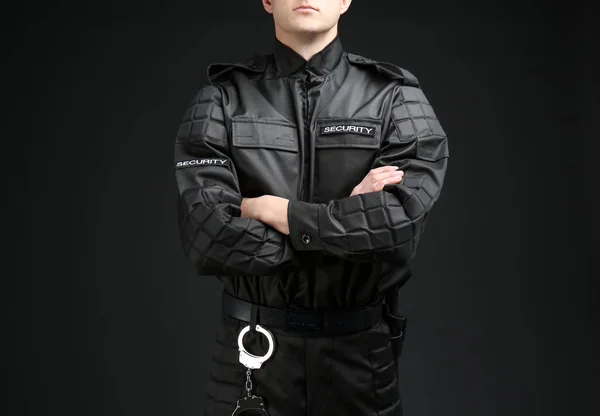 Männlicher Wachmann Uniform Auf Dunklem Hintergrund — Stockfoto