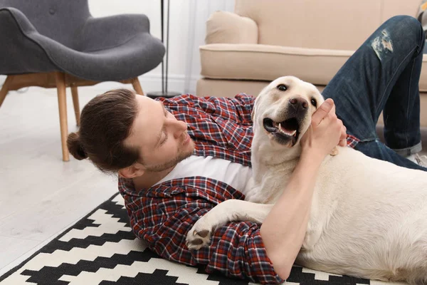 自宅の所有者と愛らしい黄色いラブラドル レトリーバー犬 — ストック写真