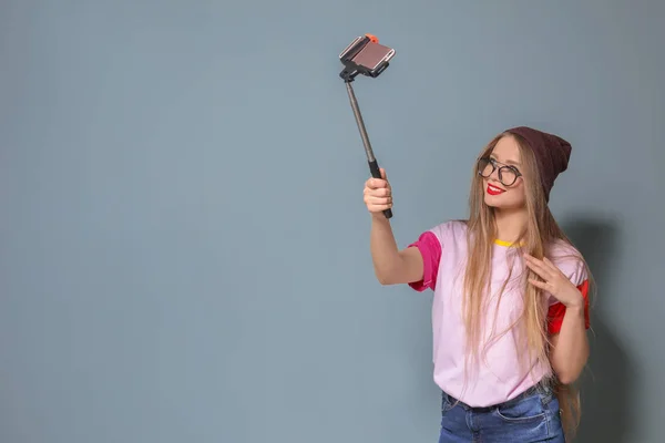 Attraktive Junge Frau Macht Selfie Auf Grauem Hintergrund — Stockfoto