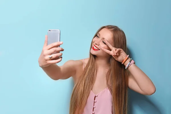 Attraktive Junge Frau Macht Selfie Auf Farbigem Hintergrund — Stockfoto