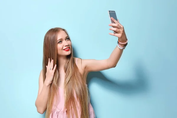 Atractiva Joven Mujer Tomando Selfie Sobre Fondo Color — Foto de Stock