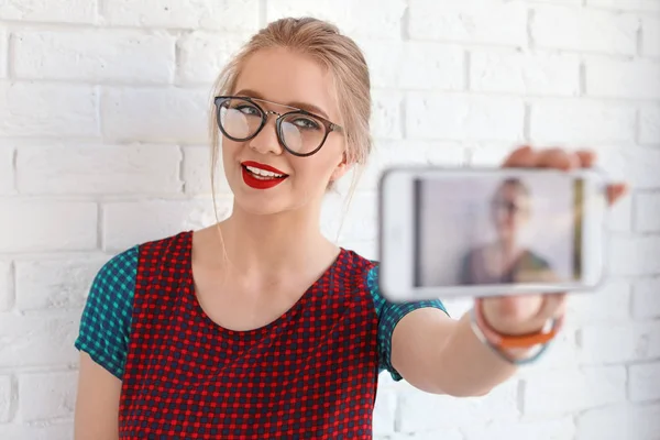 Attraktive Junge Frau Macht Selfie Nahe Ziegelmauer — Stockfoto