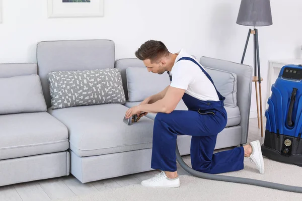 Pekerja Laki Laki Mengeluarkan Kotoran Dari Sofa Dengan Vacuum Cleaner — Stok Foto