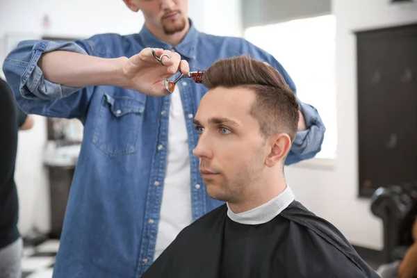 Peluquería Profesional Que Trabaja Con Cliente Salón Peluquería Moda Hipster —  Fotos de Stock