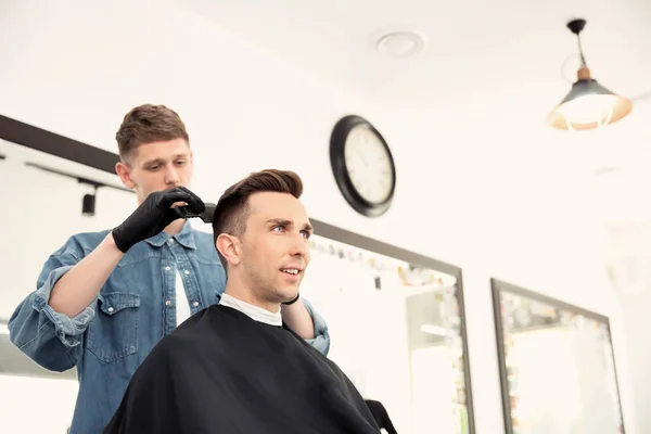 Peluquería Profesional Que Trabaja Con Cliente Salón Peluquería Moda Hipster — Foto de Stock