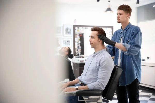 Peluquería Profesional Que Trabaja Con Cliente Salón Peluquería Moda Hipster — Foto de Stock