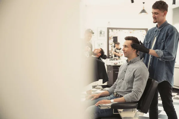 Peluquería Profesional Que Trabaja Con Cliente Salón Peluquería Moda Hipster — Foto de Stock