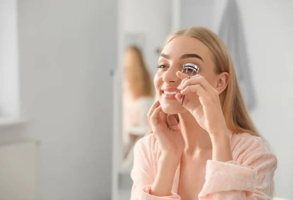 Jeune Femme Frisant Ses Cils Près Miroir Intérieur — Photo