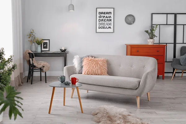 Zarif salon iç rahat kanepe ile