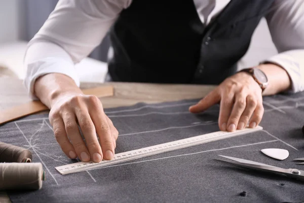 Terzi atölyesi, closeup masada çalışma