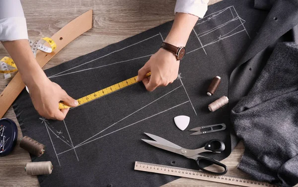 Terzi atölyesi, üstten görünüm masada çalışma