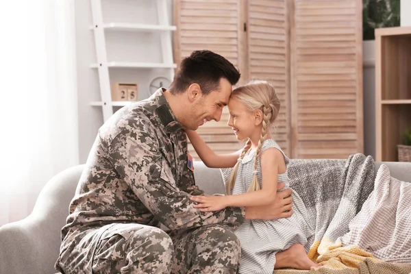 Jovem Uniforme Militar Com Sua Filhinha Sofá Casa — Fotografia de Stock