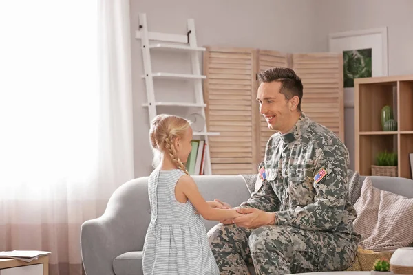 Küçük kızı evde ile askeri üniformalı genç adam