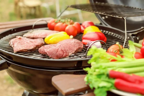 Parrilla Moderna Con Carne Verduras Aire Libre Primer Plano — Foto de Stock