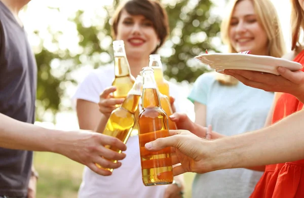 Jongeren Met Flessen Bier Eten Buitenshuis Zomer Barbecue — Stockfoto