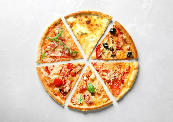 Rebanadas Deliciosa Pizza Sobre Fondo Claro Vista Superior — Foto de Stock