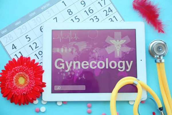 Tasainen Lay Koostumus Stetoskooppi Tabletti Kalenteri Väri Tausta Gynekologinen Tarkastus — kuvapankkivalokuva