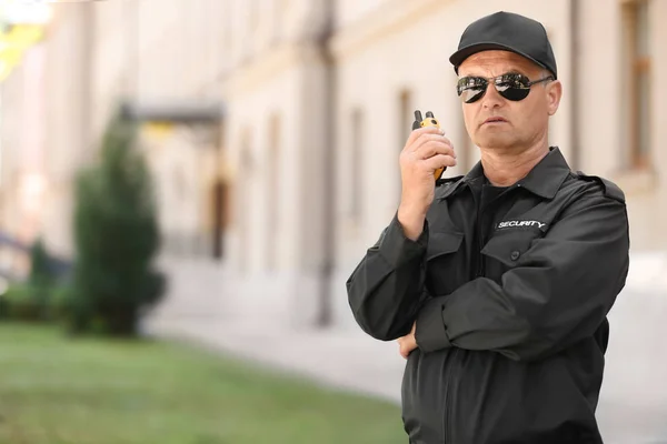 Manliga Säkerhetsvakt Som Använder Bärbart Radiosände Sändaren Utomhus — Stockfoto