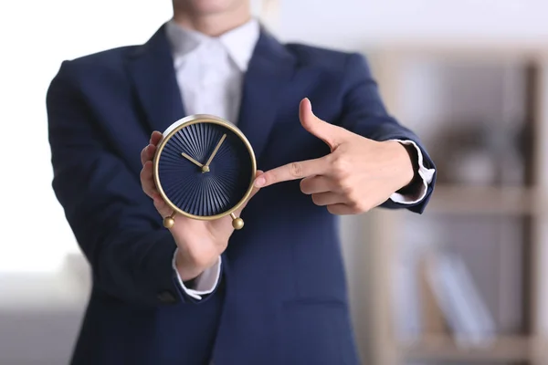 Mujer Negocios Sosteniendo Despertador Sobre Fondo Borroso Concepto Tiempo — Foto de Stock