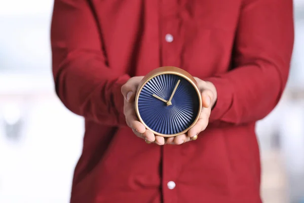 Joven Con Despertador Fondo Borroso Concepto Tiempo —  Fotos de Stock