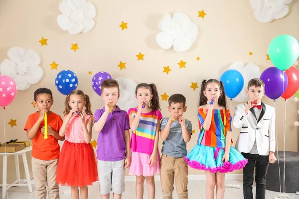 Adorables Niños Con Sopladores Fiestas Interior Celebración Del Cumpleaños —  Fotos de Stock