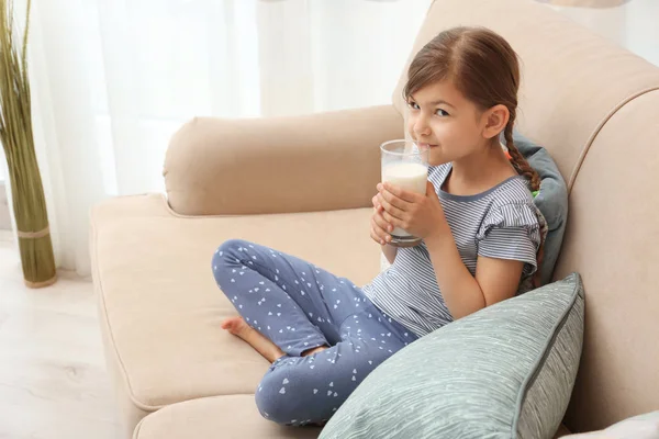 Χαριτωμένο Κοριτσάκι Πίνουν Γάλα Στον Καναπέ Στο Σπίτι — Φωτογραφία Αρχείου