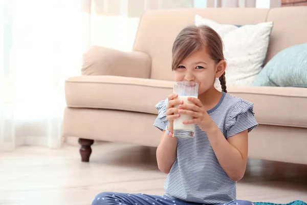 Nettes Kleines Mädchen Trinkt Milch Auf Dem Boden Hause — Stockfoto