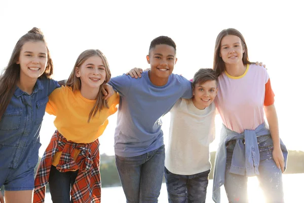 Groep Kinderen Buiten Een Zonnige Dag Zomerkamp — Stockfoto