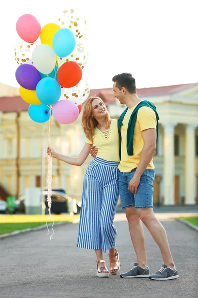 Genç Çift Renkli Balonlarla Açık Havada Güneşli Günde — Stok fotoğraf
