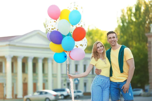 Junges Paar Mit Bunten Luftballons Sonnigem Tag Freien — Stockfoto