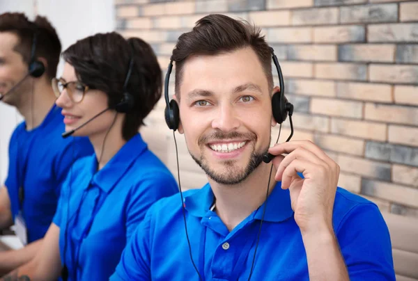 Technische Ondersteuning Exploitanten Met Headsets Werkplek — Stockfoto