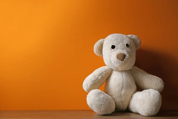 Abandoned Teddy Bear Table Color Background Time Visit Child Psychologist — Stock Photo, Image