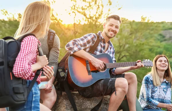 Młody Człowiek Plecakiem Gry Gitarze Dla Swoich Przyjaciół Puszczy Sezon — Zdjęcie stockowe